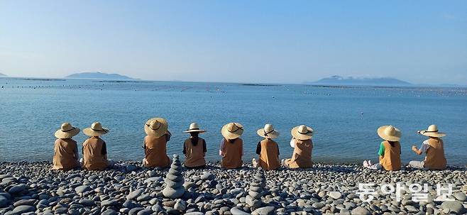 전남 완도 신흥사 템플스테이 참가자들이 완도 해변에서 명상하고 있다. 신흥사 제공