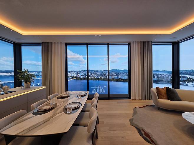 135㎡ 유니트에서 한강 조망을 경험할 수 있다. 창호 밖 디스플레이를 통해 층수에 따라 바뀌는 한강의 모습을 재현했다. GS건설