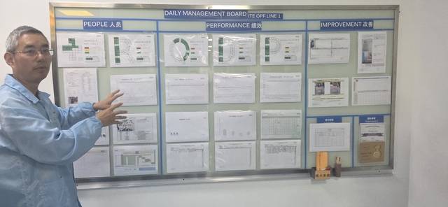 타오 용 WSA 아시아생산기지 총괄책임자가 조립 공정 게시판 앞에서 린 시스템에 대해 설명하고 있다. 중국 (쑤저우)=강민성기자
