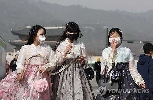 황사가 유입되며, 서울과 인천, 경기 등 수도권에 미세먼지 주의보가 내려진 지난 2월 22일 서울 광화문광장에서 시민들이 마스크를 착용한 채 걷고 있다. 미세먼지 주의보는 권역별 평균 농도가 150㎍/㎥ 이상 2시간 넘게 지속될 때 발령된다. [연합뉴스]