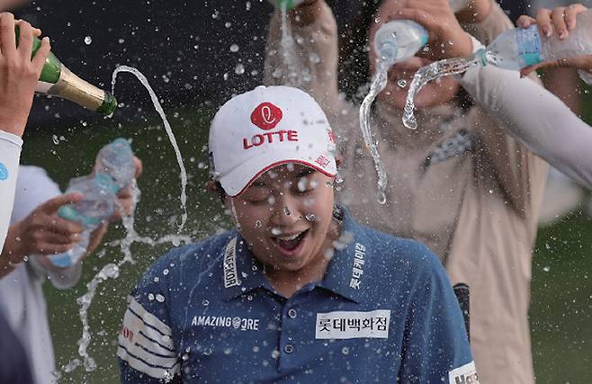 3월 30일(현지시각) 미국 애리조나주 피닉스 와일드호스 패스의 월윈드 골프 클럽에서 열린 ‘2026 포드챔피언십’에서 우승한 김효주가 18번 홀 그린에서동료들의 축하를 받고 있다. /사진 AP연합