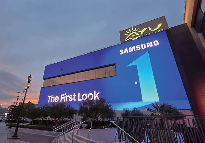 1월 3일(현지시각) ‘CES 2026’이 열리는 미국 라스베이거스에 있는 리조트월드호텔에서 삼성전자 옥외광고가 송출되고 있다. /사진 뉴스1