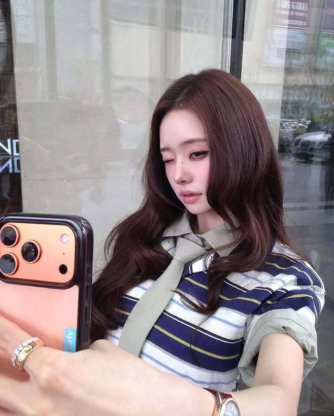 프리지아 아이폰을 들고 포즈를 취하고 있다. 프리지아 SNS 캡처