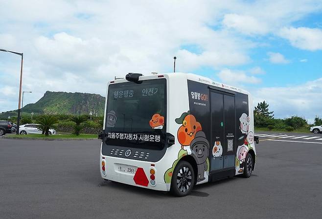 제주 성산일충봉 일대를 운영하는 자율주행버스. 제주도 자율주행 서비스 누적 탑승객이 올해 3월 기준 1만명을 넘어섰다. 도는 올해 제주삼다수 본사 공장과 회천물류센터를 잇는 구간에 25t급 대형 자율주행 화물트럭 실증을 추진한다. /사진=제주특별자치도 제공