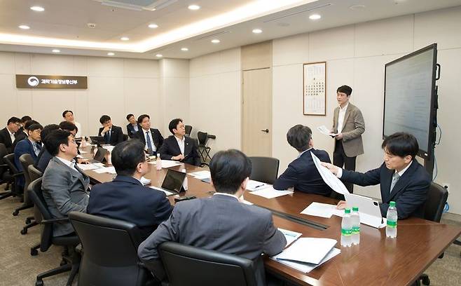 과학기술정보통신부가 20일 오후 세종특별자치시 정부세종청사에서 내부 정책 브랜드, 다함께 스프린트 'SPRInT, Start-up(스타트업)·Physical AI(피지컬AI)·Region(지역)·International(국제협력)·Talent(인재양성)' 를 신설했다. 배경훈 부총리 겸 과학기술정보통신부 장관이 윤홍권 과학기술인공지능혁신담당관으로부터 '다함께 스프린트' 관련 설명을 듣고 있다. 과학기술정보통신부 제공