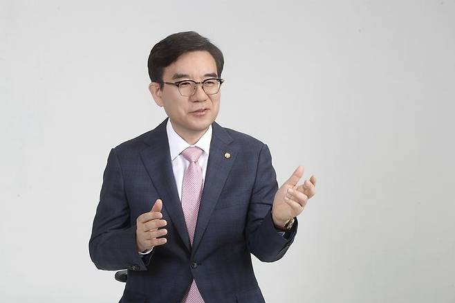 조영훈 한국로봇산업진흥원장이 20일 자신의 집무실에서 국내 로봇산업 생태계 발전을 위한 청사진에 대해 말하고 있다. 한국로봇산업진흥원 제공