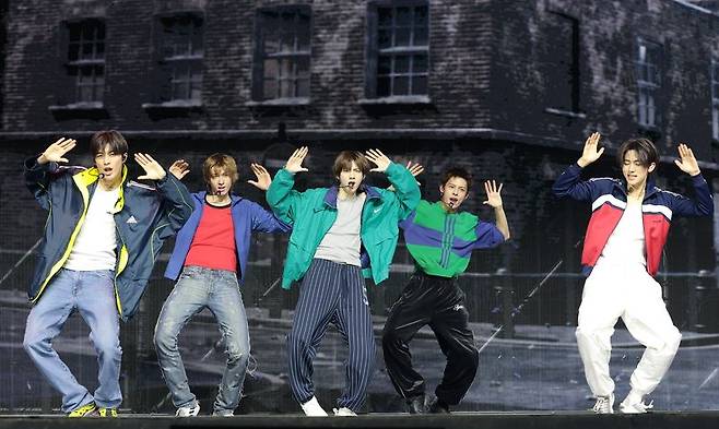 그룹 코르티스(CORTIS)가 20일 서울 광진구 예스24라이브홀에서 열린 미니 2집 'GREENGREEN'(그린그린) 발매 쇼케이스에서 타이틀 곡 'REDRED'(레드레드)를 선보이고 있다. 뉴스1