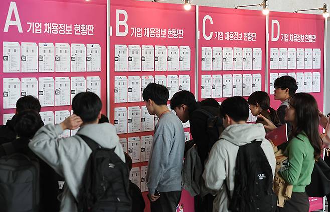 30일 서울 강남구 코엑스에서 열린 '2023 벤처스타트업 SW개발인재 매칭페스티벌'에서 참가자들이 채용정보 현황판을 살펴보고 있다. 2023.10.30 (ⓒ뉴스1, 무단 전재-재배포 금지)