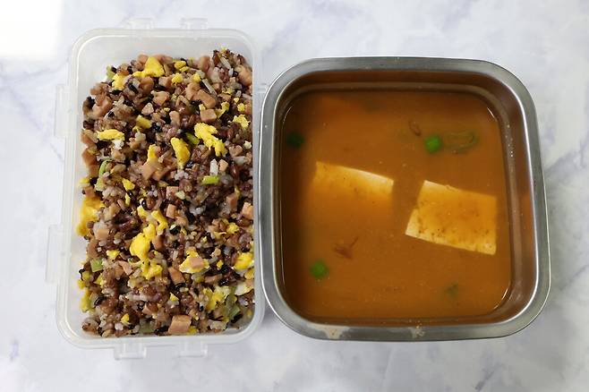 허정미씨가 지난 15일 오후 서울 노원구 다운복지관에서 ‘중요한 사업’ 수업에 참여해 만든 햄계란볶음밥과 된장찌개. 김영원 기자 forever@hani.co.kr