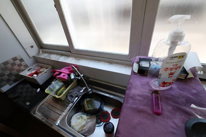 지난 14일 오후 서울 노원구 허정미씨 자택 싱크대의 모습. 이날 허씨는 주방 세제가 없어서 설거지를 마치지 못했다. 김영원 기자 forever@hani.co.kr