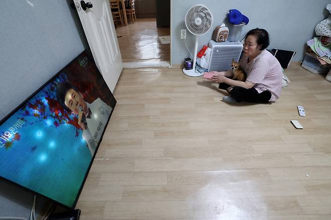 허정미씨가 지난 14일 오후 서울 노원구 자택에서 텔레비전 가요 프로그램을 시청하고 있다. 김영원 기자 forever@hani.co.kr