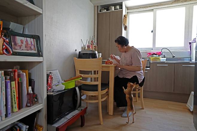 허정미씨가 지난 14일 오후 서울 노원구 자택에서 이날 복지관에서 만든 딸기 케이크를 먹고 있다. 김영원 기자 forever@hani.co.kr