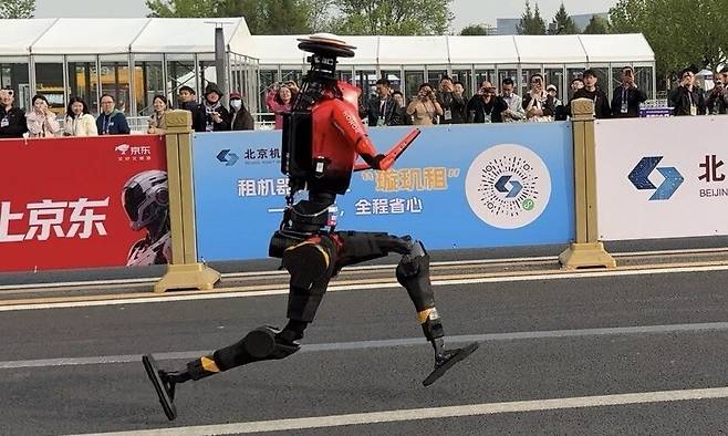 19일 중국 베이징에서 열린 ‘2회 베이징 이좡 인간형 로봇 하프마라톤 대회’에서 50분26초로 우승을 한 9번 로봇이 달리고 있다. 베이징/이정연 특파원