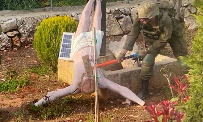 19일(현지시각) 팔레스타인 언론인 유니스 티라위가 자신의 소셜미디어 엑스에 올린 한 이스라엘 군인이 예수의 머리를 망치로 치고 있다. 유니스 티라위 엑스 갈무리