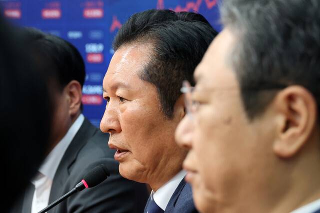 정청래 더불어민주당 대표가 20일 국회에서 긴급 기자회견을 열고 있다. 연합뉴스