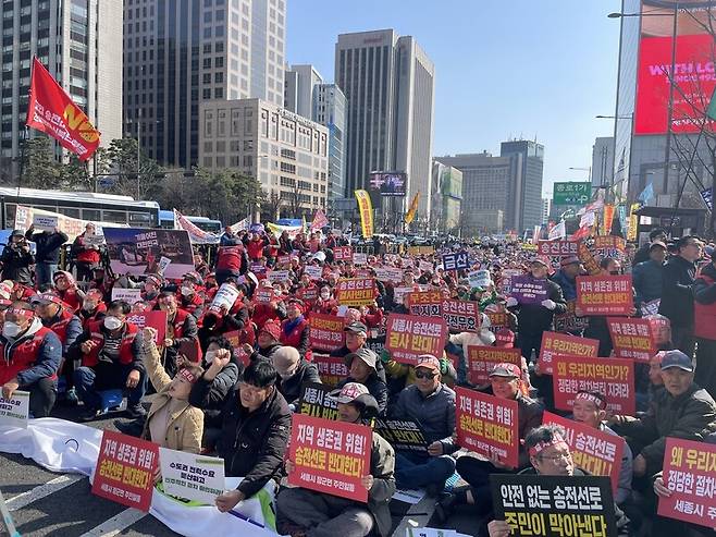 지난 3월4일 전국의 시민들이 서울 광화문 네거리에 모여 지방의 전력을 수도권으로 가져가기 위한 송전선로 건설에 반대하는 시위를 벌였다. 김규원 선임기자