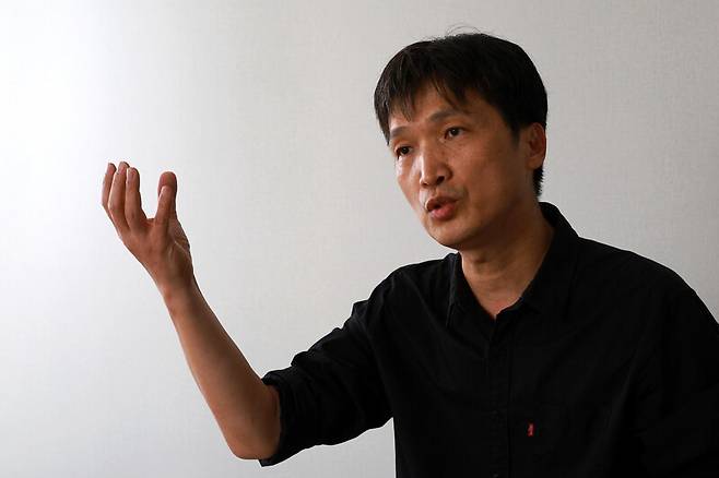 이봉렬 반도체 전문가가 17일 오후 서울 마포구 한겨레신문사에서 인터뷰하고 있다. 정용일 선임기자 yongil@hani.co.kr