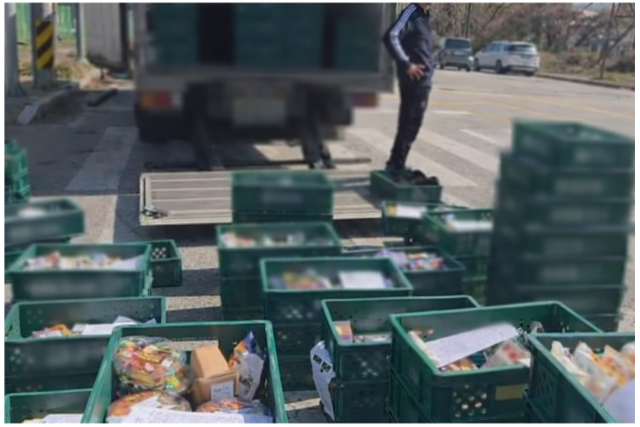 한 CU 배송기사가 배송해야 할 신선식품을 바닥에 내려놓은 채 막막해하고 있다. 화물연대 제공