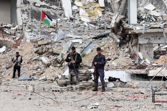 팔레스타인 무장정파 하마스에 충성하는 팔레스타인 보안군 소속 무장병력들이 지난 1월 22일 가자지구 가자시티에서 주변을 경계하고 있다. 가자시티=AFP 연합뉴스