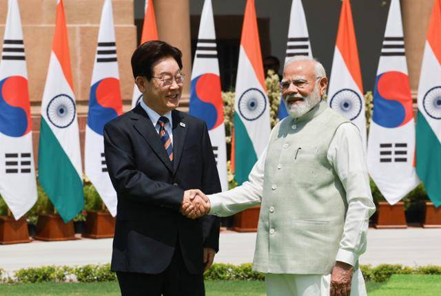 인도를 국빈 방문 중인 이재명 대통령이 20일 나렌드라 모디 총리와의 한-인도 정상회담에 앞서 뉴델리 대통령궁 광장에서 기념 촬영하고 있다. 뉴델리=왕태석 선임기자