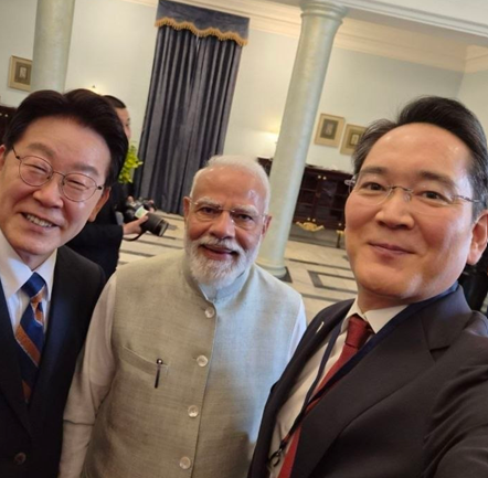 인도를 국빈 방문 중인 이재명 대통령이 20일 이재용 삼성전자 회장, 나렌드라 모디 인도 총리와 셀카를 촬영했다. 셀카에 사용된 휴대전화는 인도 노이다 공장에서 생산된 갤럭시 '플립7'이다. 삼성전자 뉴스룸 인스타그램 캡쳐