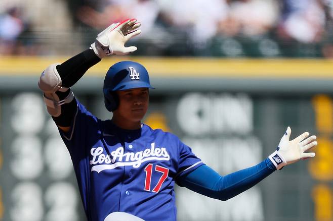 <yonhap photo-1797="">20일(한국시간) 열린 콜로라도 로키스전에서 2루타를 때려낸 뒤 세리머니를 하는 오타니 쇼헤이. [AFP=연합뉴스]</yonhap>