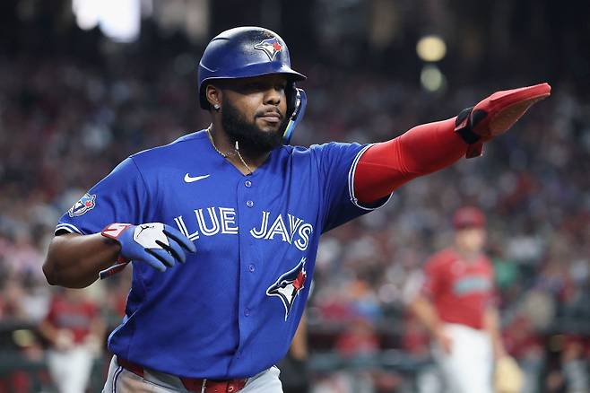 <yonhap photo-3019="">20일(한국시간) 애리조나전에서 맹타를 휘두른 블라디미르 게레로 주니어. [AFP=연합뉴스]</yonhap>