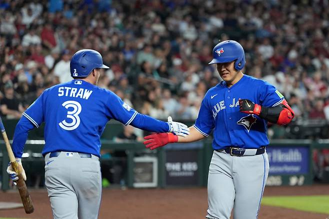 <yonhap photo-2789=""> Toronto Blue Jays' Kazuma Okamoto, right, of Japan, celebrates his home run against the Arizona Diamondbacks with Blue Jays' Myles Straw (3) during the third inning of a baseball game, Sunday, April 19, 2026, in Phoenix. (AP Photo/Ross D. Franklin)/2026-04-20 06:49:40/ <저작권자 ⓒ 1980~2026 ㈜연합뉴스. 무단 전재 재배포 금지, AI 학습 및 활용 금지></yonhap>