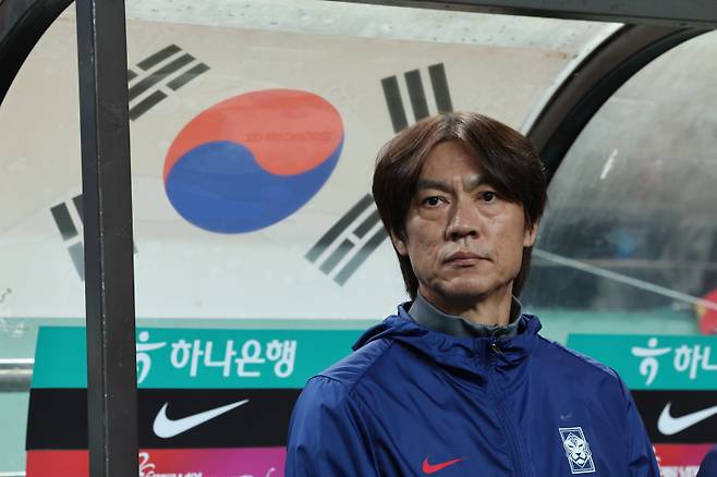 <yonhap photo-5149=""> 파라과이전 앞둔 홍명보 감독 (서울=연합뉴스) 임화영 기자 = 14일 서울 마포구 서울월드컵경기장에서 열린 한국과 파라과이 축구 대표팀의 친선경기. 한국 축구 대표팀 홍명보 감독이 경기장에 입장한 뒤 선수들을 바라보고 있다. <저작권자 ⓒ 1980~2025 ㈜연합뉴스. 무단 전재 재배포 금지, AI 학습 및 활용 금지></yonhap>