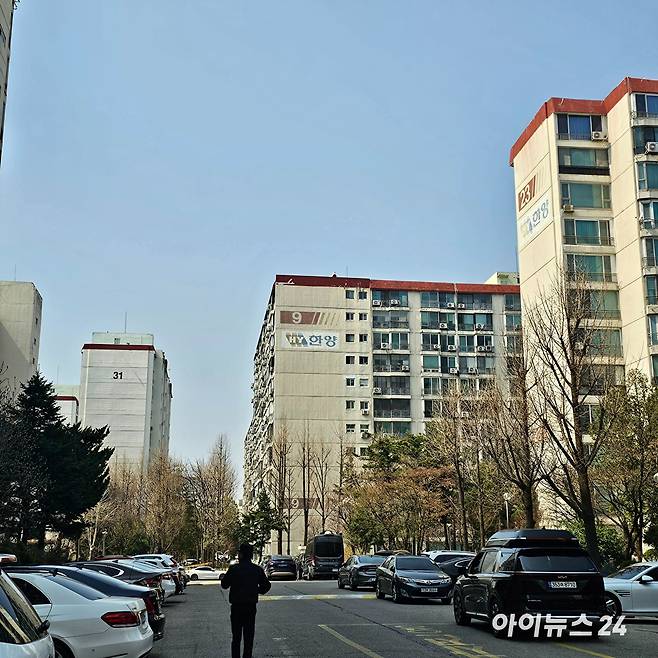 압구정5구역에 포함된 한양2차 아파트 전경. 2026.03.25 [사진=이효정 기자 ]