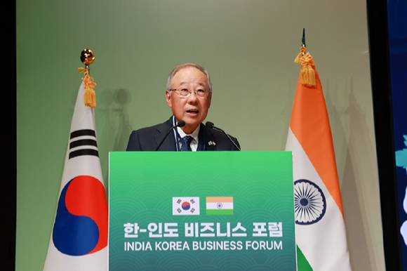 류진 한국경제인협회 회장이 20일(현지시간) 인도 뉴델리 바랏 만다팜에서 열린 ‘한-인도 비즈니스 포럼’에서 인사말을 하고 있다. [사진=한국경제인협회]