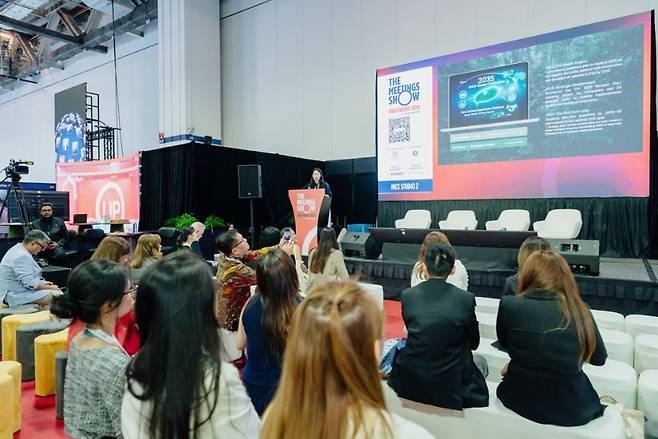 싱가포르 마리나베이샌즈에서 열린 ‘더 미팅쇼 아시아 태평양 2026’에서 제주 MICE 전략 발표가 진행되고 있다. (제주관광공사 제공)