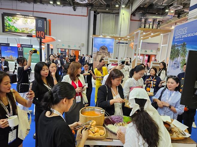 제주관광공사가 ‘해녀의 부엌’과 협업해 선보인 미식 프로그램에 글로벌 바이어들이 참여하고 있다. (제주관광공사 제공)