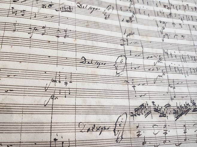 모차르트 피아노 협주곡 24번의 1악장에 그려진 얼굴 모양. 김호정 음악에디터