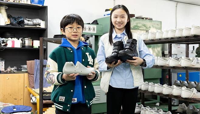 왕선재(왼쪽)·유시현 학생기자가 발에서 발생하는 문제들을 해결하기 위해 기능성 신발 및 발 교정구를 설계·제작하는 직업 페도티스트에 대해 알아봤다.