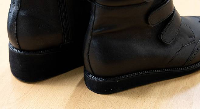 다리 길이 차이가 있는 사람을 위해 신발굽의 길이가 다른 게 인상적인 신발. 길이를 맞춰주고 제대로 걷게 하는 것도 페도티스트의 중요한 일이다.