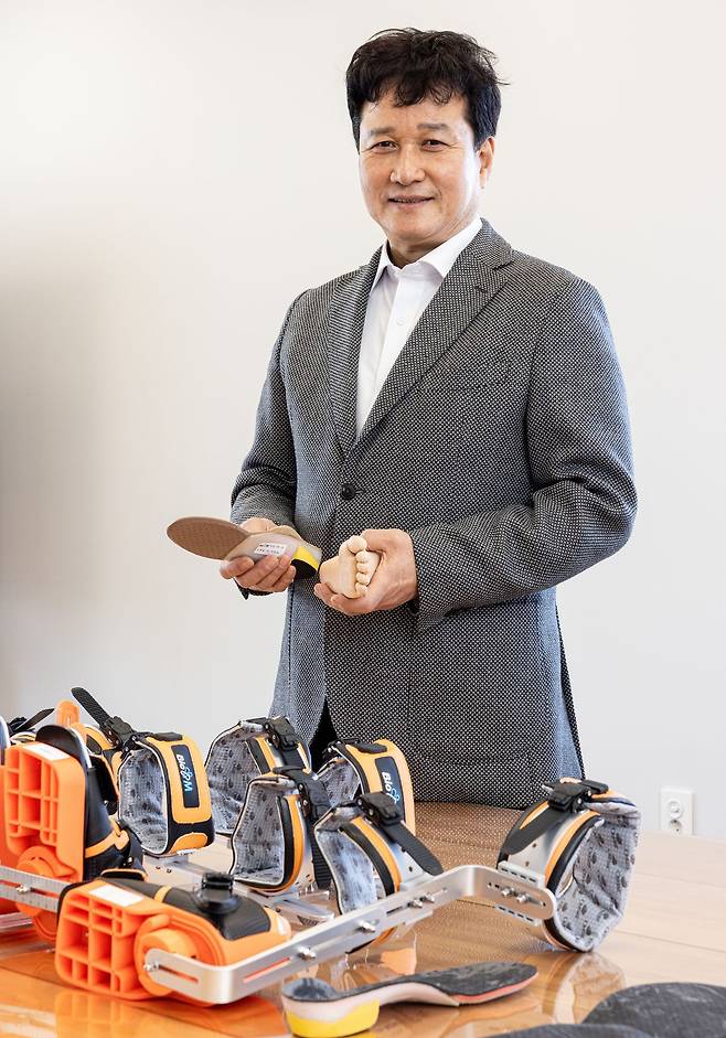 한국 페도틱의 선구자, 박인식 페도티스트(한국페도틱협회 회장)는 국내에 발 건강의 중요성과 직업을 알리기 위해 30년 가까이 노력해왔다.