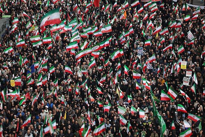 지난 1일(현지시간) 이란 테헤란의 엔켈랍 광장에서 알리레자 탕시리 이슬람혁명수비대(IRGC) 해군 사령관의 장례식에 참석한 이란 국민들. EPA=연합뉴스