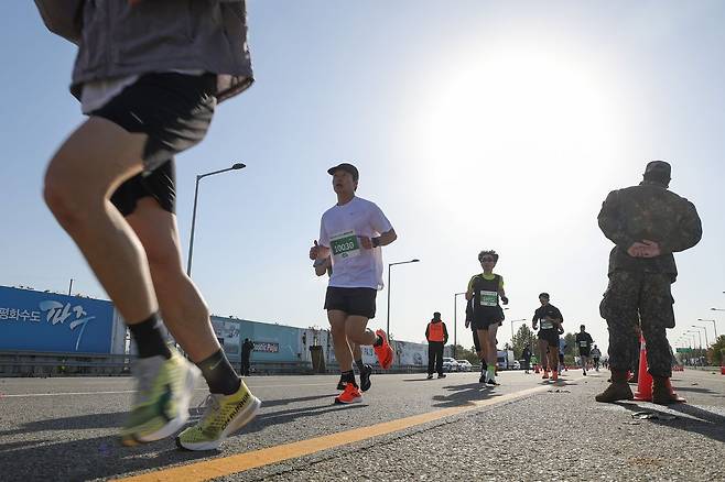 지난해 11월 2일 오전 경기도 파주시 임진각 일대에서 열린 2025 DMZ OPEN 평화 마라톤에서 참가자들이 통일대교 남단을 향해 달리고 있다. 기사의 내용과 관계가 없습니다. 연합뉴스