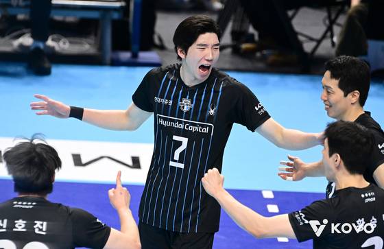 득점 후 기뻐하는 허수봉   (서울=연합뉴스) 4일 인천 계양체육관에서 열린 2025-2026 프로배구 V리그 남자부 대한항공과 현대캐피탈의 경기. 현대캐피탈 허수봉이 득점 후 환호하고 있다. 2026.1.4 [한국배구연맹 제공. 재판매 및 DB 금지]   photo@yna.co.kr (끝)  〈저작권자(c) 연합뉴스, 무단 전재-재배포, AI 학습 및 활용 금지〉