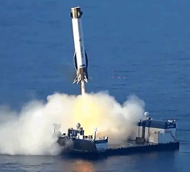 블루오리진이 19일(현지시간) 대형 발사체 ‘뉴 글렌’의 3차 시험 발사에서 1단 부스터(추진체)를 회수,착륙시키는 데 성공했다. 사진 제프 베이조스 X 캡처