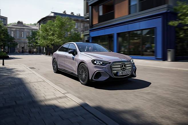 메르세데스-벤츠는 20일 서울에서 미디어 행사를 열고 중형 세단 ‘C클래스’의 첫 전동화 모델인 ‘디 올 뉴 일렉트릭 C클래스’를 세계 최초로 공개했다. 사진 메르세데스-벤츠