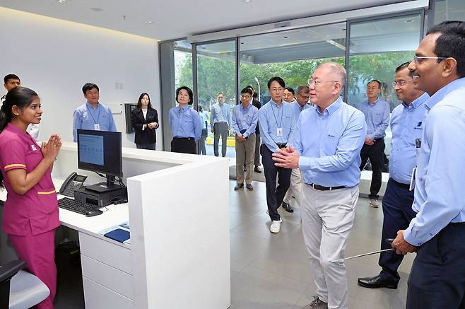 정의선 현대차그룹 회장이 지난 1월 현대차 인도 첸나이공장을 방문했다. 중국 생산량이 감소한 가운데, 인도는 현대차의 해외 최대 생산기지가 됐다. 사진 현대차그룹