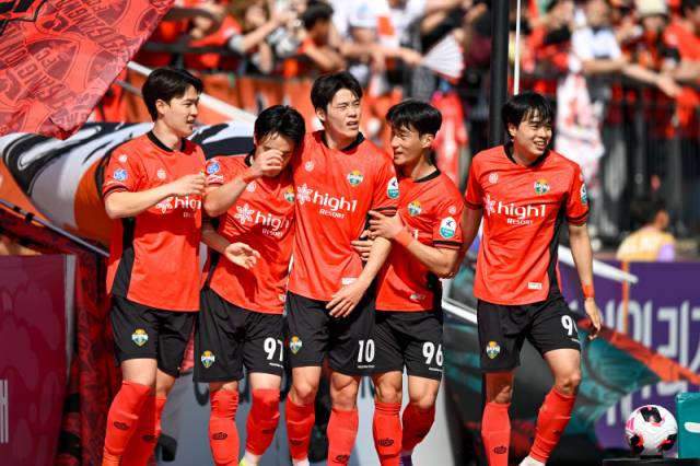 ▲ 강원FC 모재현이 18일 강릉하이원아레나에서 열린 전북현대와 하나은행 K리그1 2026 8라운드 맞대결에서 동점골을 터트린 뒤 동료들과 기쁨을 나누고 있다.  강원FC 제공