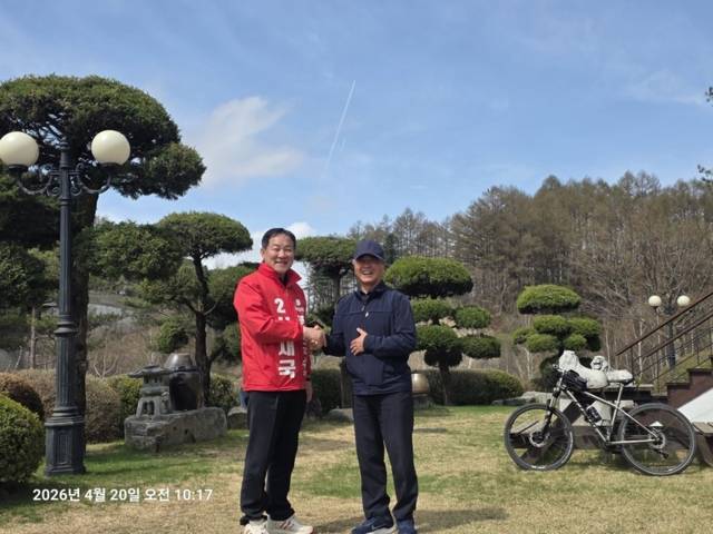▲ 심재국 국민의힘 평창군수 예비후보는 20일 평창동계올림픽 재추진을 염원하며 자전거 세계일주 도전에 나서는 김영교 전 평창영월정선축협 조합장을 만나 뜨거운 응원의 마음을 전하고 전 세계 곳곳에 평창을 널리 알려주길 부탁했다. 심재국 예비후보사무실 제공.