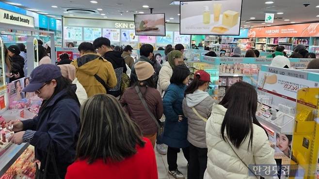 명동역 인근 다이소 매장이 내외국인 손님들로 붐비고 있다./사진=한경DB