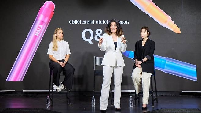 왼쪽부터 사라 파게르 이케아 제품 개발 및 생산 총괄 본부 시니어 디자이너, 이사벨 푸치 이케아 코리아 대표 겸 최고지속가능성책임자, 박유리 이케아 코리아 컨트리 마케팅 매니저가 질문에 답하고 있다. 사진=이케아 코리아