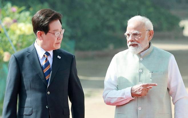 이재명 대통령이 4월20일 뉴델리 대통령궁 광장에서 열린 공식환영식에서 나렌드라 모디 인도 총리와 대화하고 있다. 사진=뉴스1