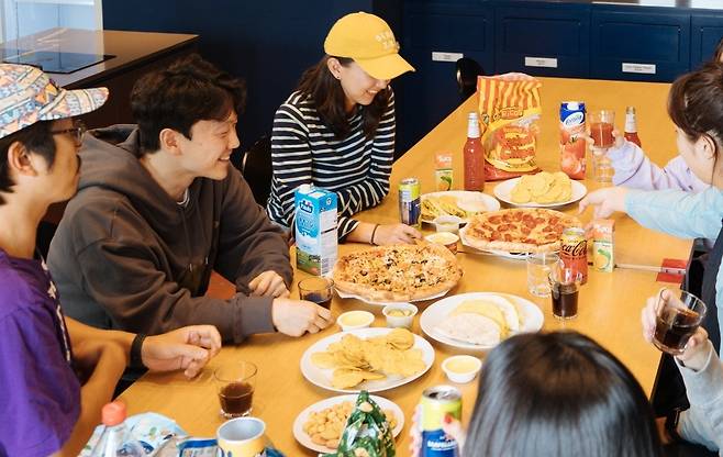 엠지알브이가 운영하는 기업형 임대주택 맹그로브 입주민들이 공용 공간에서 함께 식사하고 있다. 엠지알브이 제공