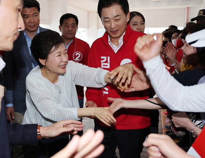 박근혜 전 대통령이 대선을 앞둔 지난해 6월2일 유영하 국민의힘 의원 등과 함께 울산공업센터 기공식 기념관이 있는 장생포문화창고를 찾아 지지자와 인사하고 있다. 연합뉴스